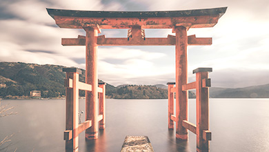 Rotes Torii am Wasser