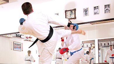 Partnertraining mit Schutzausrüstung